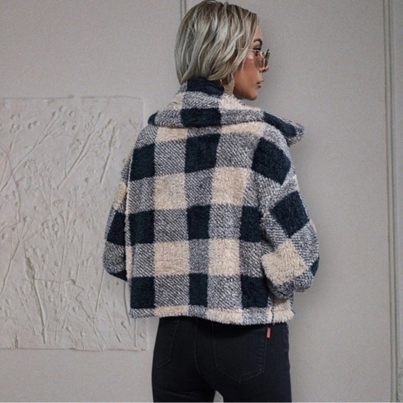Checkered Zip up jacket ( fuzzy puffer ) - Picture 5 of 5